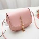 Mala de senhora crossbody em forma de sela com aba Pendente metálico com pompom de correntes Alça longa e fina em pele PU Dimensões 18 x 13 x 8 5
