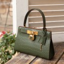 Mala de senhora em pele para usar à mão ou ao ombro Pequena mala com padrão de crocodilo Ferragens metálicas douradas Alça com fivela 3