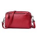 Mala de senhora pequena tipo crossbody em forma retangular Couro verdadeiro com superfície texturizada Alça com mosquetões Fecho com zíper 2