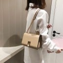 Malá elegantní dámská crossbody kabelka s klopou Popruh z řetízku a pásku Kovová spona zlaté barvy PU kůže a polyester 22 x 16 x 8 cm 7