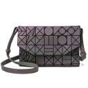 Mala holográfica feminina de ombro com aba Formato de envelope Padrão geométrico Bolso interior com fecho Material de pele PU e poliéster 2