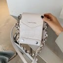Mala mini crossbody feminina em pele PU Padrão de crocodilo Aba em formato de envelope Corrente entrelaçada com lenço Alça ajustável Dimensões 7