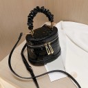 Mala mini feminina em forma de cilindro Couro sintético brilhante com padrão de crocodilo Alça franzida Alça longa para o ombro 17 x 11 x 13 5