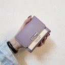 Malá peněženka s klopou a obdélníkovou kovovou sponou Světlý pruh s nápisem Umělá kůže 12 x 9 x 2 cm Kompaktní do kabelky i kapsy 2