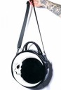 Mala redonda feminina com estampagem de caveira na lua crescente Mala preta e branca para usar à mão ou ao ombro com alça removível 30 x 30 x 11 cm 3