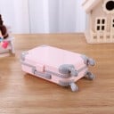 Maletín de viaje en miniatura para muñeca con cuatro ruedas y asa para tirar Plástico rosa claro con esquinas grises Dimensiones 13,5 x 8 cm 2