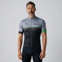 Männlicher schwarz-grauer Fahrradsporttrikot mit kurzen Ärmeln und durchgehendem Reißverschluss mit grünem Streifen über der Brust 3