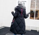 Manteau d'hiver long pour femmes avec capuche et bord en fourrure Matelassage en losanges Poches zippées Ruban décoratif avec pompon Coton 1