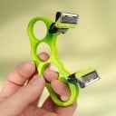 Manuálny holiaci strojček na holú hlavu s dvojitou hlavicou 9,5 cm plastové prevedenie ergonomický úchop pre holenie hlavy 4
