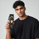 Máquina de cortar cabelo profissional para homens com display LCD 4500 mAh Duração 220 minutos Base de carregamento USB-C 6 pentes Preto e dourado 4