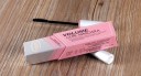 Mascara noir volumateur pour épaissir et allonger les cils avec effet recourbant Brosse à poils denses Étui argenté avec bande rose 5