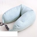 Matkustustyyny kaulalle U-muodossa kiinnityshihnalla Puuvilla ja polyesteri Käytettävissä myös selkänojana tai jalkana 67 x 16,5 cm 6