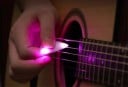 Médiator lumineux 0.6 mm en forme de triangle en plastique ABS avec lumière LED Alimentation par batterie CR1616 Médiator lumineux pour guitare 5