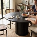 Mesa de comedor redonda para 4–6 personas Diámetro 122,4 cm Altura 74,9 cm Tapa de MDF y base de metal con estrías Capacidad de carga 136 kg 2