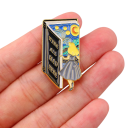 Mesebeli lány könyvvel kb. 3,5 x 1,9 cm színes kitűző művészi motívum hátizsák ruházat kiegészítő ékszer 3