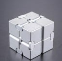 Metal uendelig antistress kostke til rastløse hænder Otte sammenkoblede dele til konstant væltning Mål 4 x 4 x 4 cm Til afstressning 4