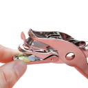 Metallinen paperireikäleikkuri, yksi reikä, halkaisija 6 mm. Manuaalinen paperireikäleikkuri toimistokäyttöön 13 x 5,7 x 1,1 cm. 2