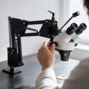 Microscopio estereoscópico para joyería 53,3 x 68,6 x 17,8 cm con zoom de 0,7x a 4,5x, cabeza blanca y brazo multidireccional para engaste de piedras 5