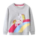 Micută fetiță cu hanorac cu broderie de unicorn și curcubeu și decolteu rotund, cu mâneci lungi 1