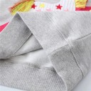 Micută fetiță cu hanorac cu broderie de unicorn și curcubeu și decolteu rotund, cu mâneci lungi 7
