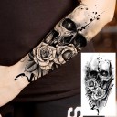 Midlertidig vandtæt tatovering 11,5 x 21 cm Kranie med rose Realistisk motiv Holder op til 15 dage Nem påføring Moderne kropstatovering 2