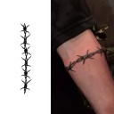 Midlertidig vandtæt tatovering Pigtrådsarmbånd 15 x 3 cm Falsk tatovering på armen Stilfuldt armbånd Tatovering med et groft motiv Holdbar midlertidig tatovering i 15 dage 3