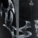 Miesten talvitakki Musta pörröinen puuvillatakki korkealla kauluksella Vetoketjukiinnitys Taskut Valkoinen kuvio käsivarsissa ja rinnassa Lämmin talvitakki 3