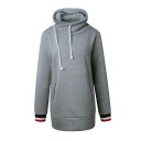 Mikina lunga da donna con alto colletto a imbuto e cordini Tasche frontali con bordo a righe Maniche a righe Lunghezza oltre i fianchi 5