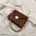 Μικρή γυναικεία τσάντα crossbody με καπάκι Αλυσίδα χρυσού χρώματος Γεωμετρική μεταλλική αγκράφα PU δέρμα και πολυεστέρας 23 x 19 x 8 εκ. 7