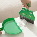 Mini balai avec pelle 23 x 18 cm Grenouille verte avec visage dessiné PP PET Ensemble de nettoyage pour la maison Cuisine Salle de bain Chambre 2