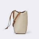 Mini bolsa feminina transversal 20 x 9 x 4 cm de pele genuína Forma vertical estreita Alça castanha com nós Detalhes metálicos dourados 4