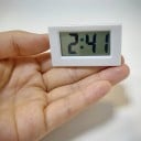 Mini-Digital-Tischuhr 5,9 x 3,5 x 3,2 cm Uhrzeit und Datum 12-Stunden-Modus Tragbares Format Stromversorgung LR1130-Batterie Im Packungsinhalt 7