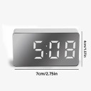 Mini digitalt LED-ur 7,2 x 4 x 1,8 cm Moderne skrivebordsvækkeur med USB-strømforsyning Læsbart display Snooze-funktion ABS-plast Kompakt 4