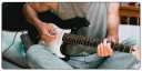 Mini gitarr hörlursförstärkare Återuppladdningsbar med en batteritid på 5–6 timmar Ingång 1/4" mono jack Utgång 1/8" TS jack Intern kabel 2