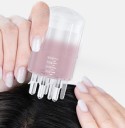 Mini-hovedmassageapparat med 4 ml reservoir til hår- og hovedbundsprodukter. Applikator til jævn påføring af produkter på hårrødderne. 6 x 3 cm. 3