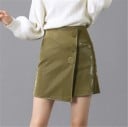 Mini jupe en simili cuir pour femmes avec trois grands boutons ronds Devant drapé asymétriquement Coupe évasée Longueur courte 4