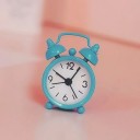 Mini kovový budík 6,3 x 2 x 4,3 cm Tichý chod Klasický dizajn Kovové telo AG13 batéria v balení Cestovný rozmer Elegantná dekorácia 3