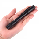 Mini lanterna com luz branca 13,2 x 1,4 cm Lanterna LED compacta Luz branca forte Pequena e prática Lanterna de bolso Adequada para atividades 3
