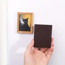 Mini magnetka portrét černé kočky s cigaretou 8x6 cm dekorativní magnet na lednici obraz v rámu černá kočka oranžové pozadí 2