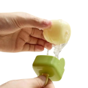 Mini omyvatelný odstraňovač žmolků a chlupů 6 x 4,3 cm Znovupoužitelný váleček s poutkem Lehký přenosný čistič do kapsy nebo kabelky 3