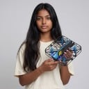 Mini RC drone V37 met 8K camera Schokbestendig en valbestendig Beschermingsframe 360° 11 x 11 x 4 cm Zwart met blauwe propellers Voor beginners 4