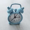 Mini reloj despertador de metal 6,3 x 2 x 4,3 cm Funcionamiento silencioso Diseño clásico Cuerpo de metal Pila AG13 incluida Tamaño de viaje 4