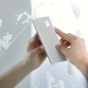 Mini škrabka na sklo s kompaktním tvarem 15 × 5 cm plastová bílá ruční stěrka na zrcadla okna a sprchové kouty do koupelny 3