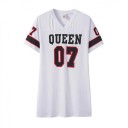 Mini vestidos de t-shirt estilo desportivo QUEEN 07 Com mangas curtas Decote em V Vestidos desportivos casuais Streetwear para o tempo livre 3