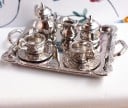Miniature en métal ensemble de thé pour poupées Plateau avec théière et deux tasses Couleur argent et décoration en relief Dimensions du plateau 6,7 x 2