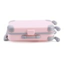 Miniaturni cufăr de călătorie pentru păpușă pe patru roți cu mânere pentru tras. Plastic roz deschis cu colțuri gri. Dimensiune 13,5 x 8 cm 3