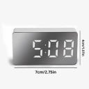 Miniaturowy cyfrowy zegar LED 7,2 x 4 x 1,8 cm Nowoczesny budzik biurkowy z zasilaniem USB Czytelny wyświetlacz Funkcja drzemki Tworzywo ABS 3