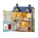 Miniaturowy drewniany domek dla lalek 8,3 x 5,9 x 13,5 cm Model DIY ze światłem i meblami Zestaw dekoracyjny do samodzielnego montażu bez kleju 4
