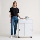 Mobilier de baie cu roți 52 x 68 x 17 cm Cu uși glisante și patru roți Capacitate de până la 15 kg Design îngust în culoarea albă 6
