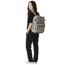 Mochila de gato impermeable 42 x 28 x 11 cm en color gris con orejas y bigotes salientes, así como varios bolsillos con cremallera y un asa de transporte 2